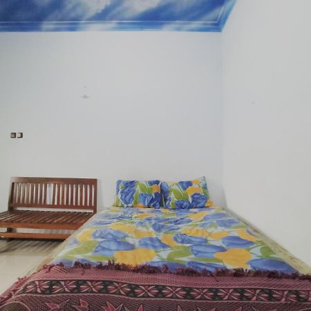 Oyo 90093 Dw Hotel Malang Exterior foto