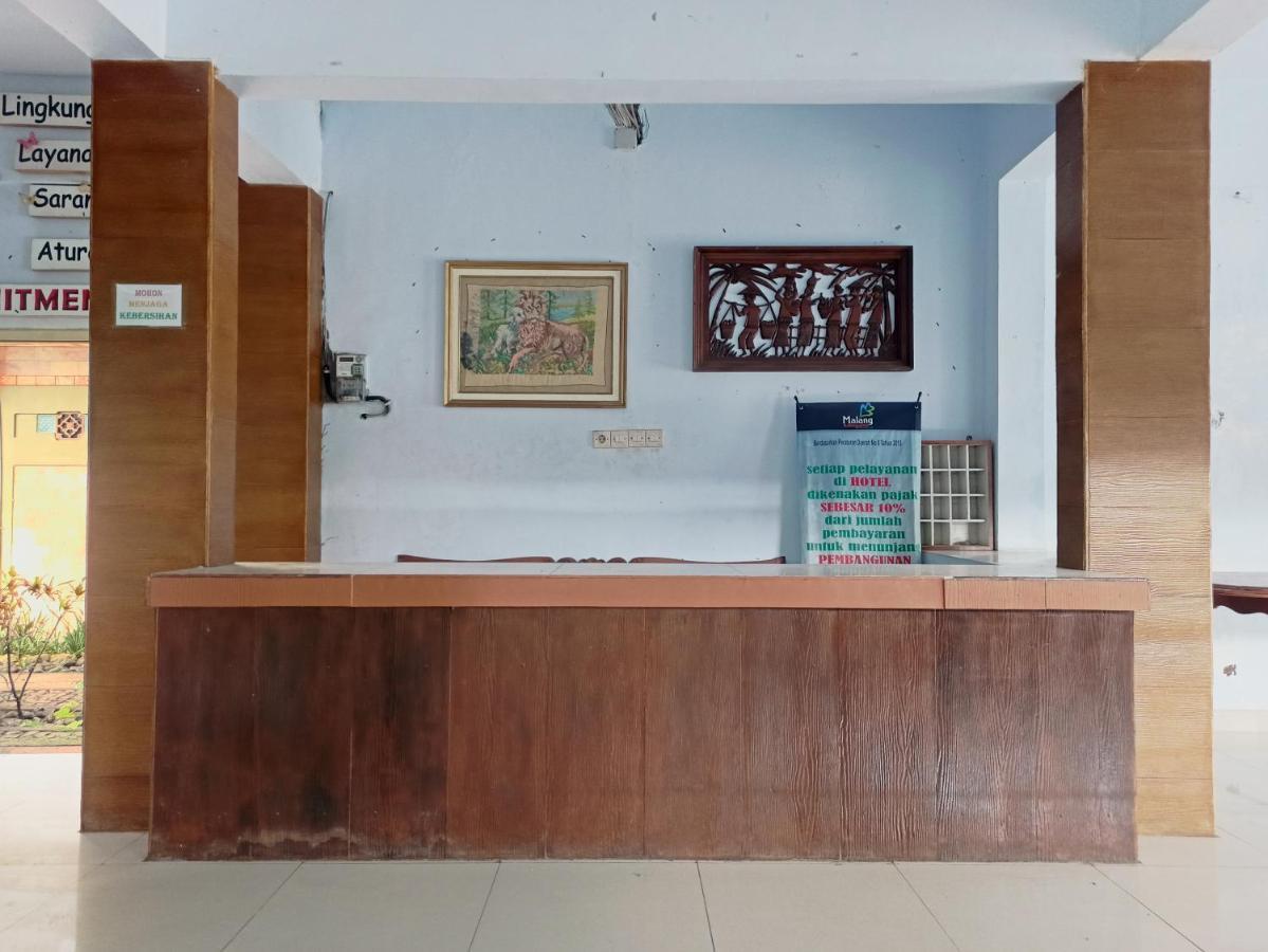 Oyo 90093 Dw Hotel Malang Exterior foto