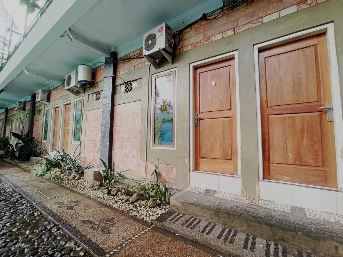 Oyo 90093 Dw Hotel Malang Exterior foto