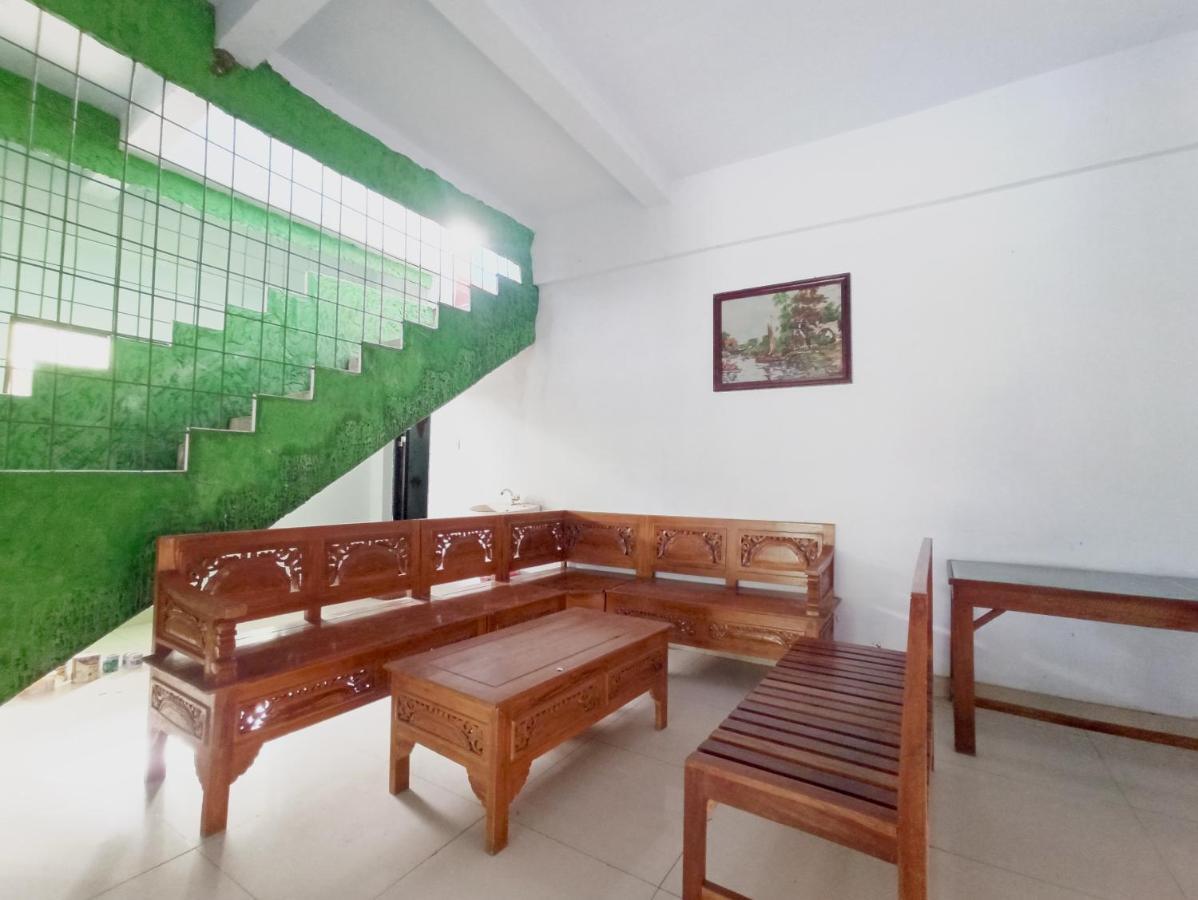 Oyo 90093 Dw Hotel Malang Exterior foto